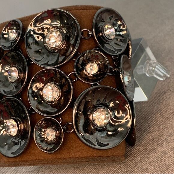 Dark Silvertone hammered metal circular rhinestone cluster magnetic bracelet - Picture 4 of 9